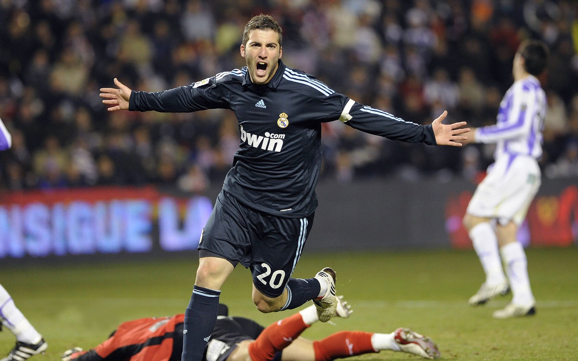 足球新纪元,哥伦比亚战术革命如何碾压拜仁,基耶萨现象级进攻的启示